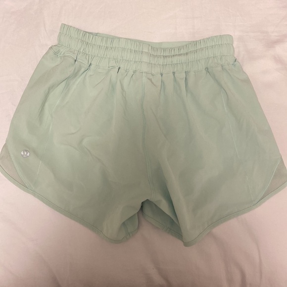 Brand new lululemon size 4 hotty hot shorts in delicate mint - Picture 2 of 4